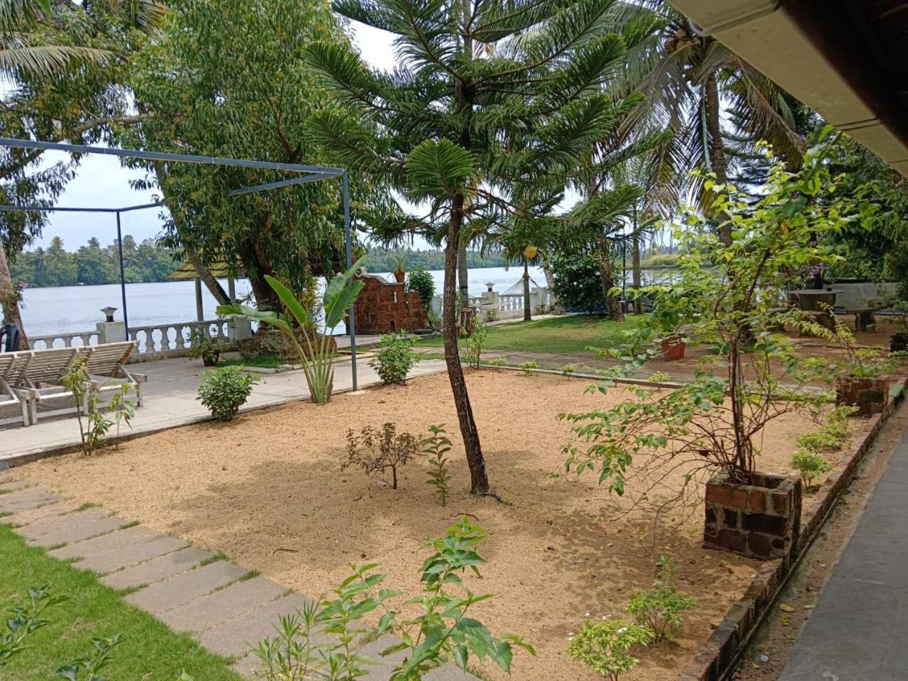 Ambadi'S Villa -Lake View Resort Pallipuram Eksteriør bilde